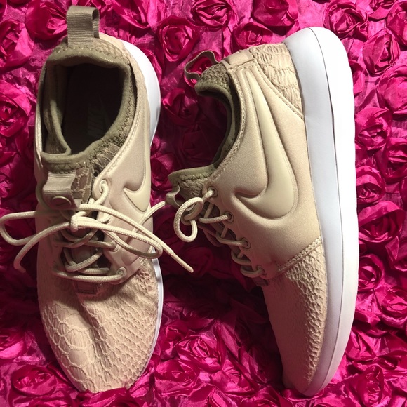 nike roshe two se maroon